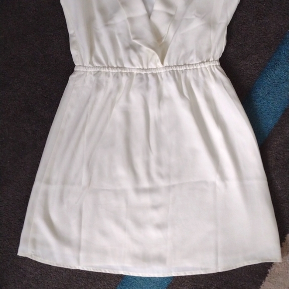 NWOT TOBI Plunging Vee Front Flowy Cream Elastic Waste Dress! (Much Better IRL!) - Picture 9 of 10